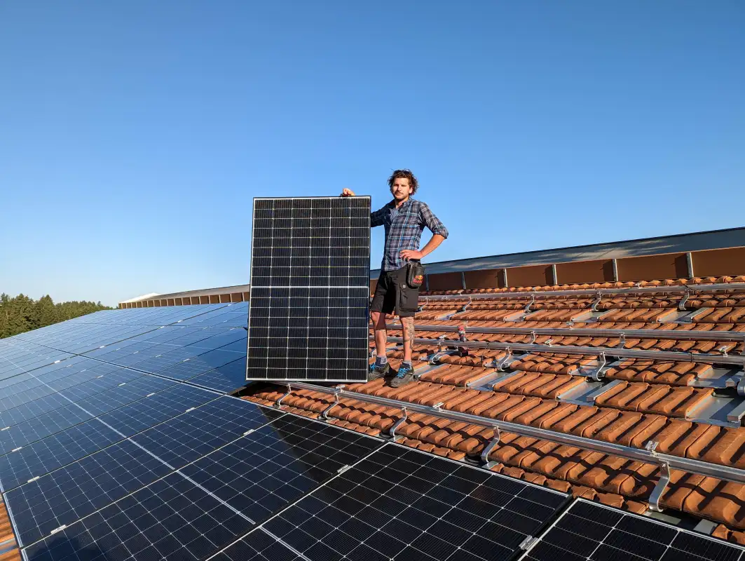 PV-Module auf einem landwirtschaftlichen Stadel