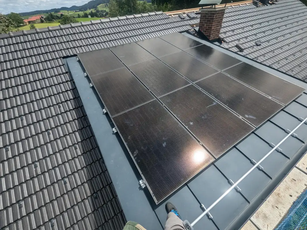 Trapezdachgaube mit PV-Modulen an einem Wohngebäude