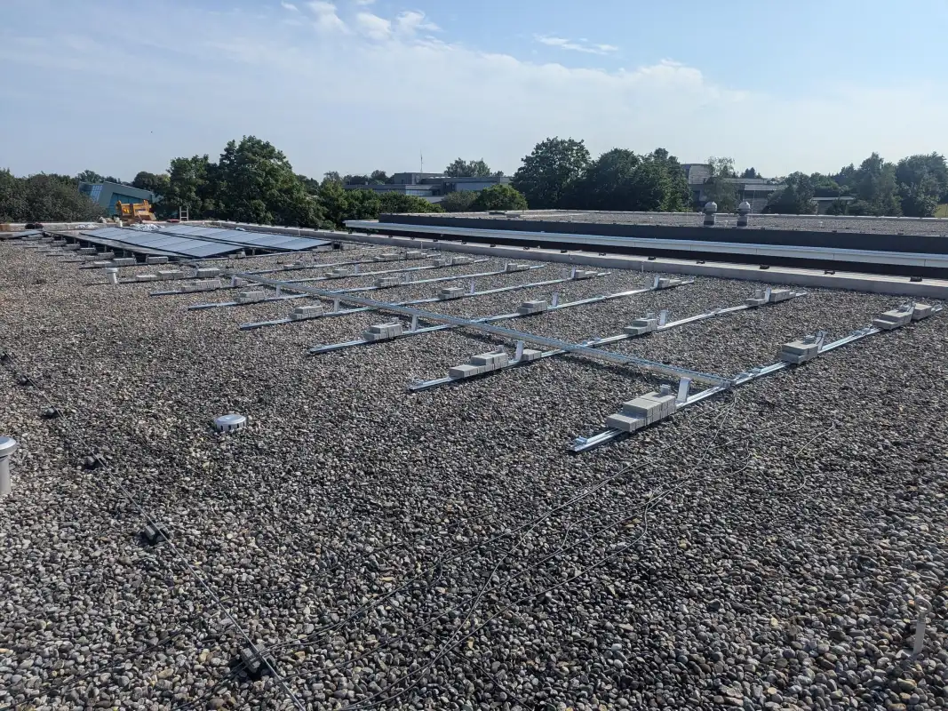 Flachdach-Photovoltaikanlage für ein Gewerbegebiet im Allgäu