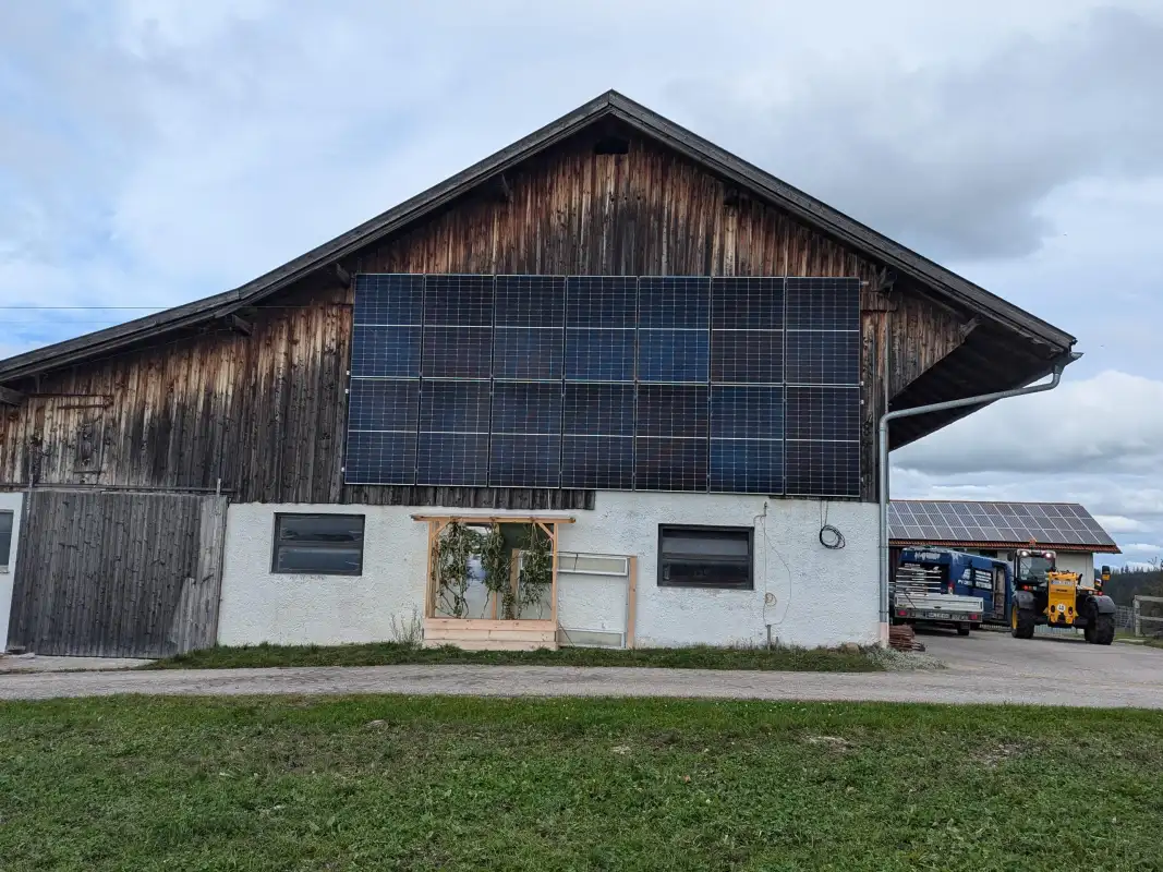 Moderne Fassaden-Photovoltaikanlage an einem Gebäude in Lengenwang im Allgäu