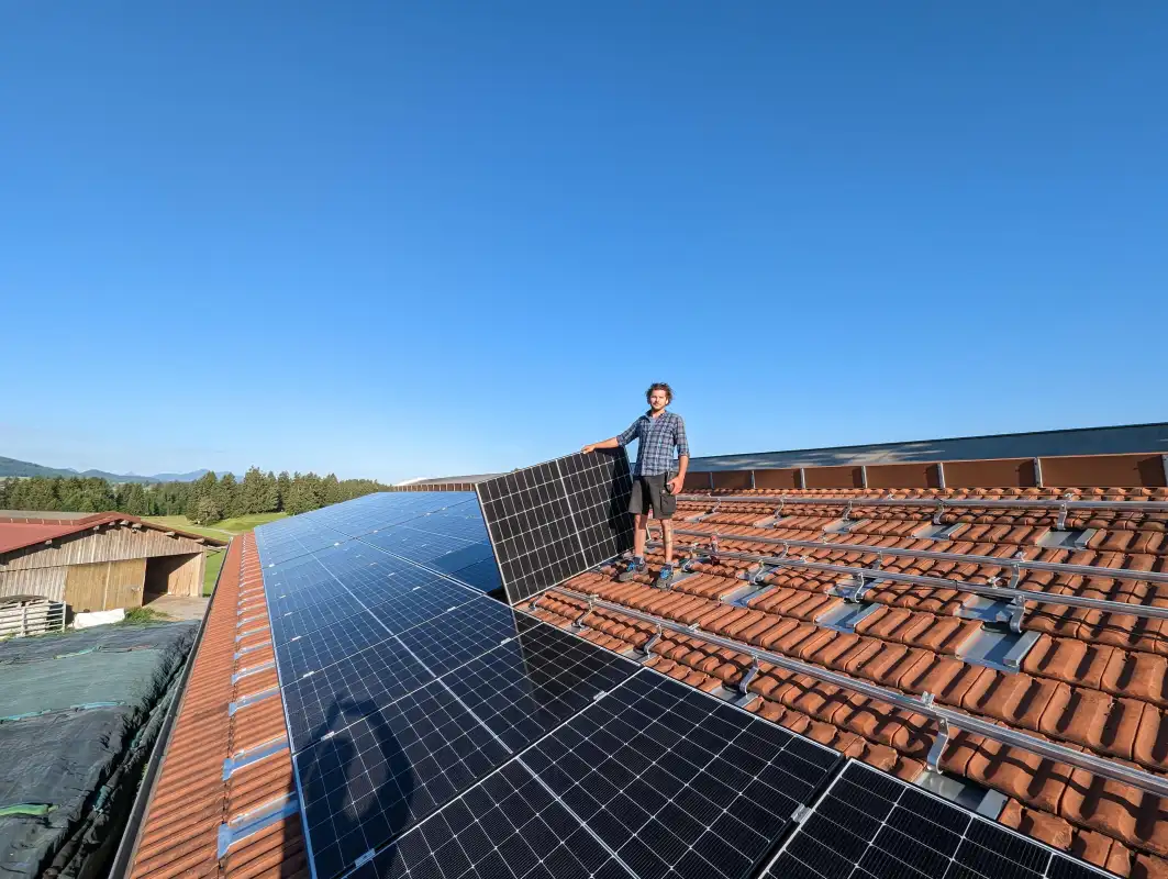 PV-Module auf einem landwirtschaftlichen Stadel
